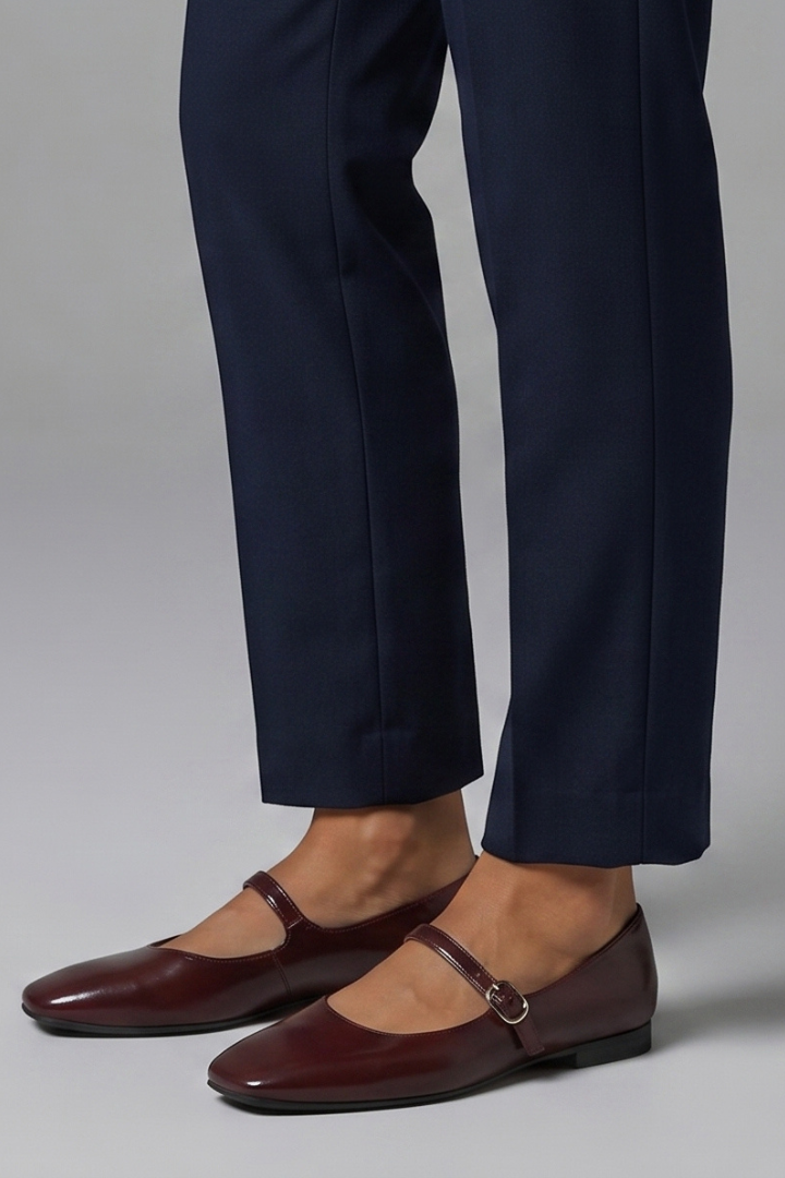 Women's Leather Flat Shoes with Buckle Strap for Everyday Wear