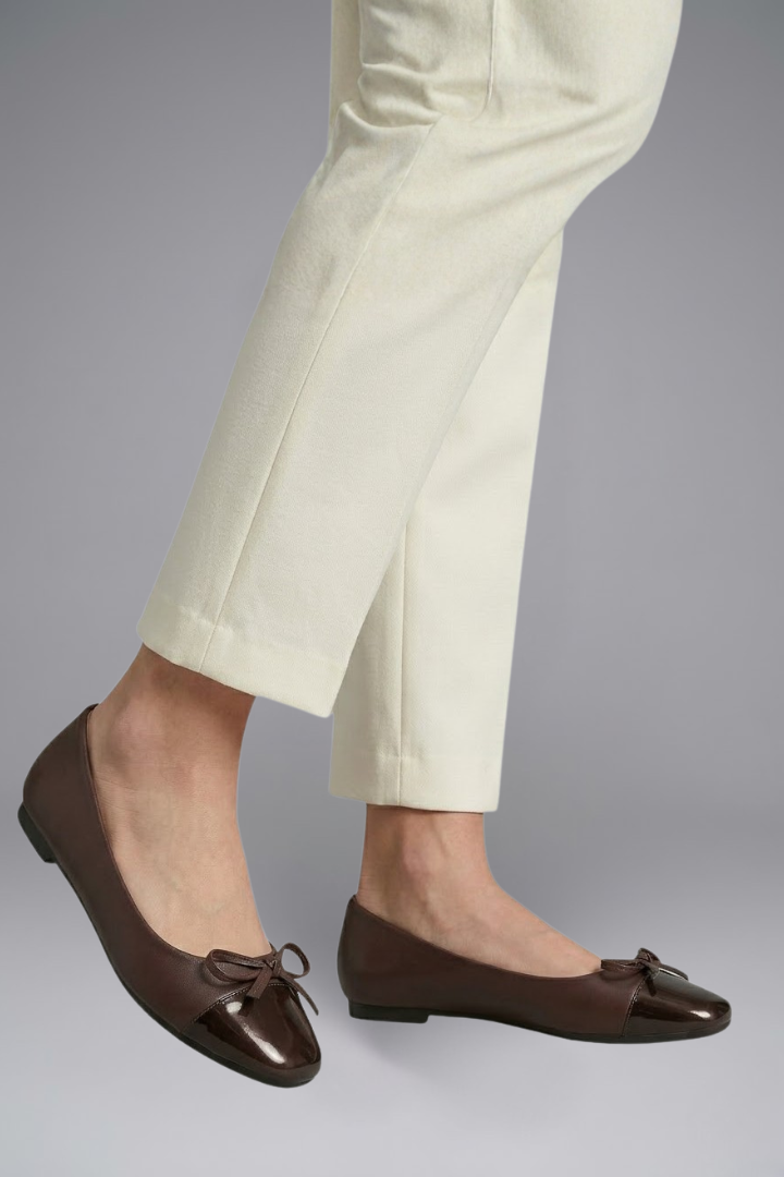 Women's Leather Flat Shoes with Square Toe for Everyday Wear