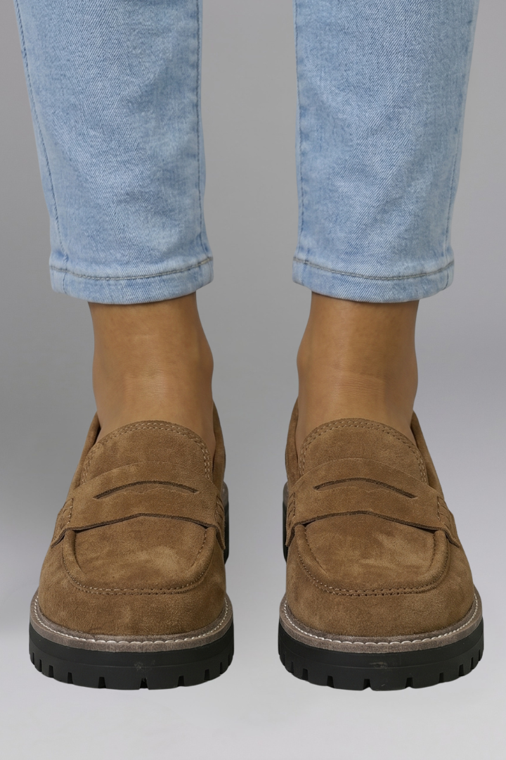 Women's Leather Loafers with Lug Sole for Everyday Wear