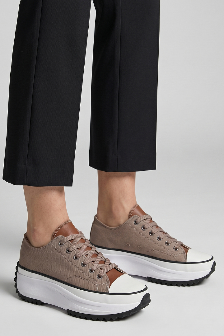 Women's Trainers with Leather Platform Sole for All-Season Wear