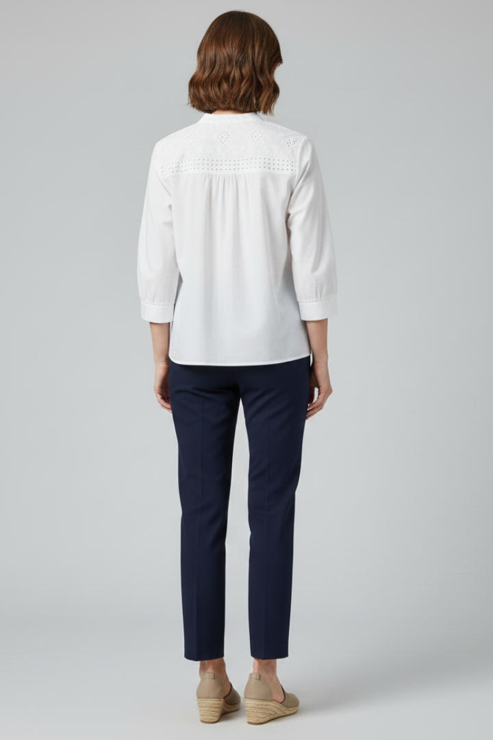 Women’s blouse with classic collar and long sleeves
