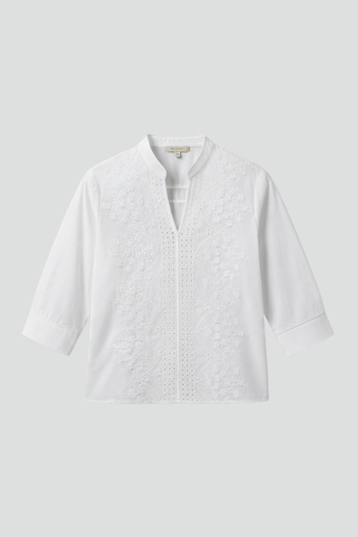 Women’s blouse with classic collar and long sleeves