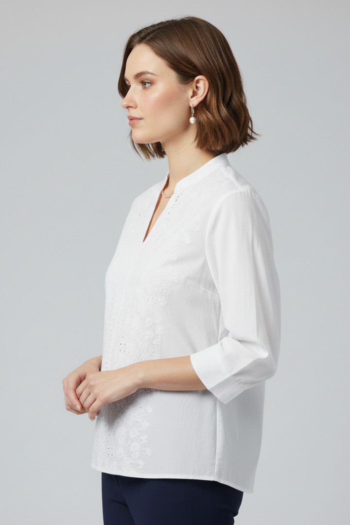 Women’s blouse with classic collar and long sleeves
