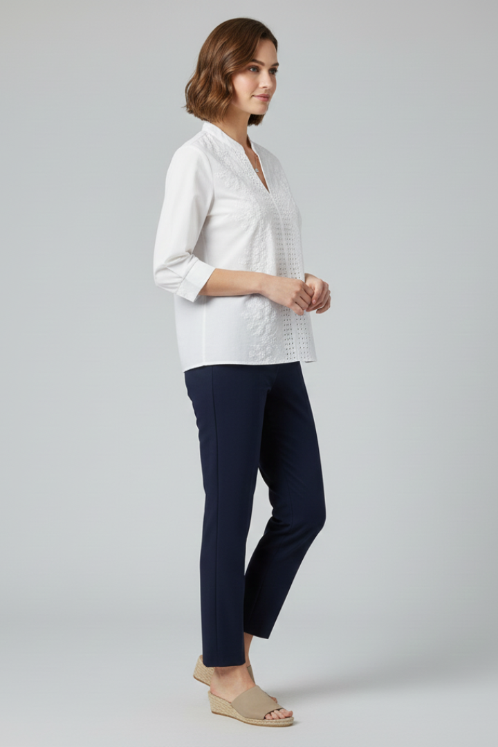 Women’s blouse with classic collar and long sleeves