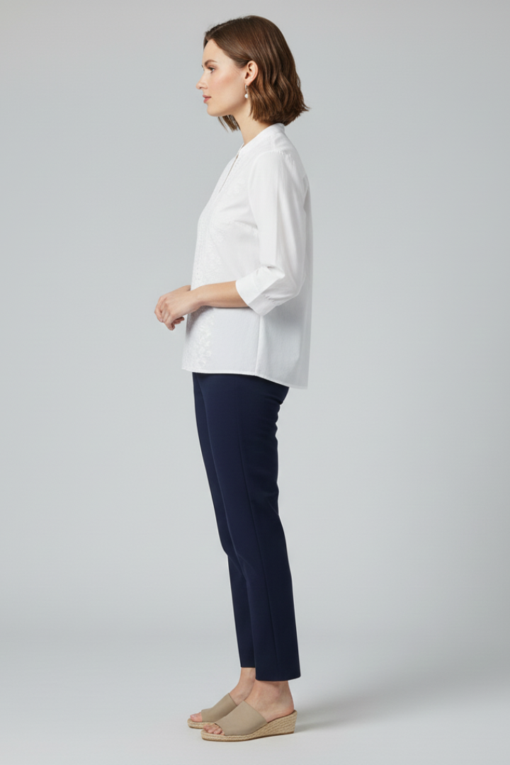 Women’s blouse with classic collar and long sleeves