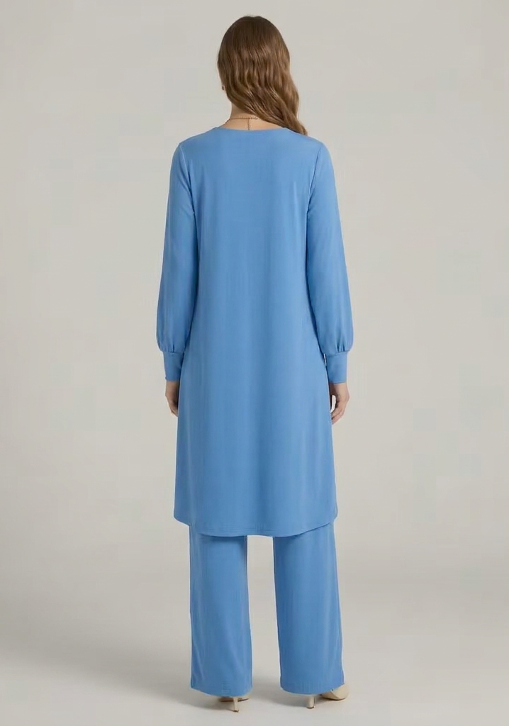 Women’s shirt and trousers set with long sleeves and straight-leg design