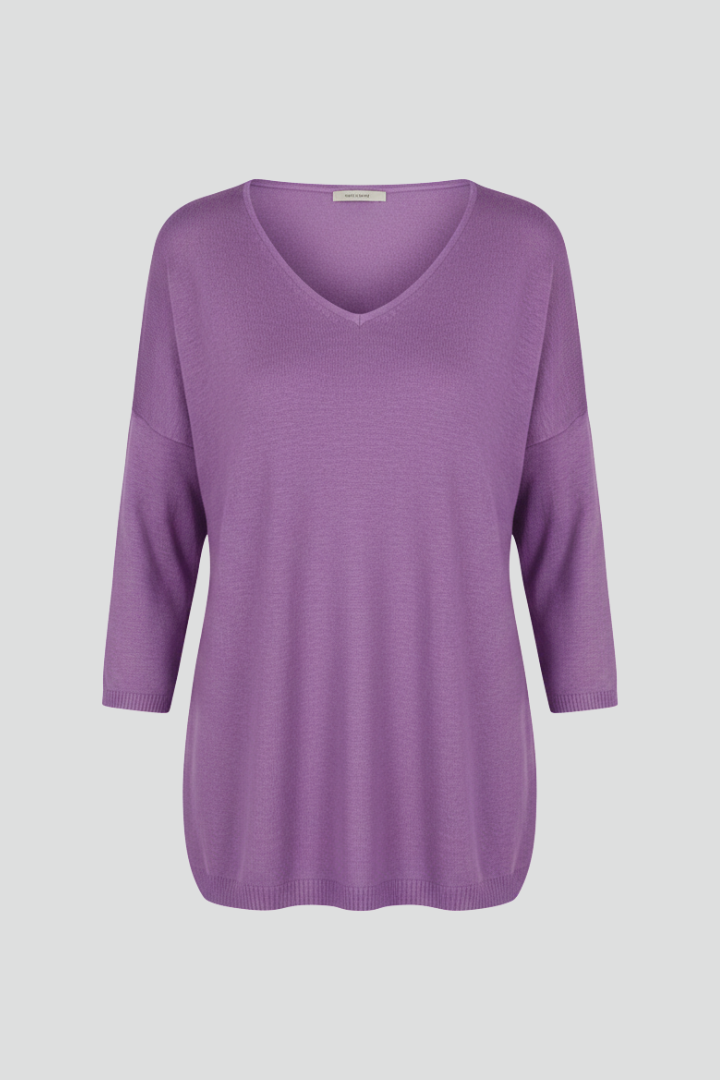 Women’s top with V neckline and elbow sleeves