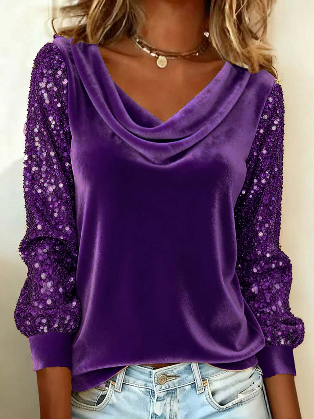 Shimmering velvet top with long sleeves and a relaxed fit