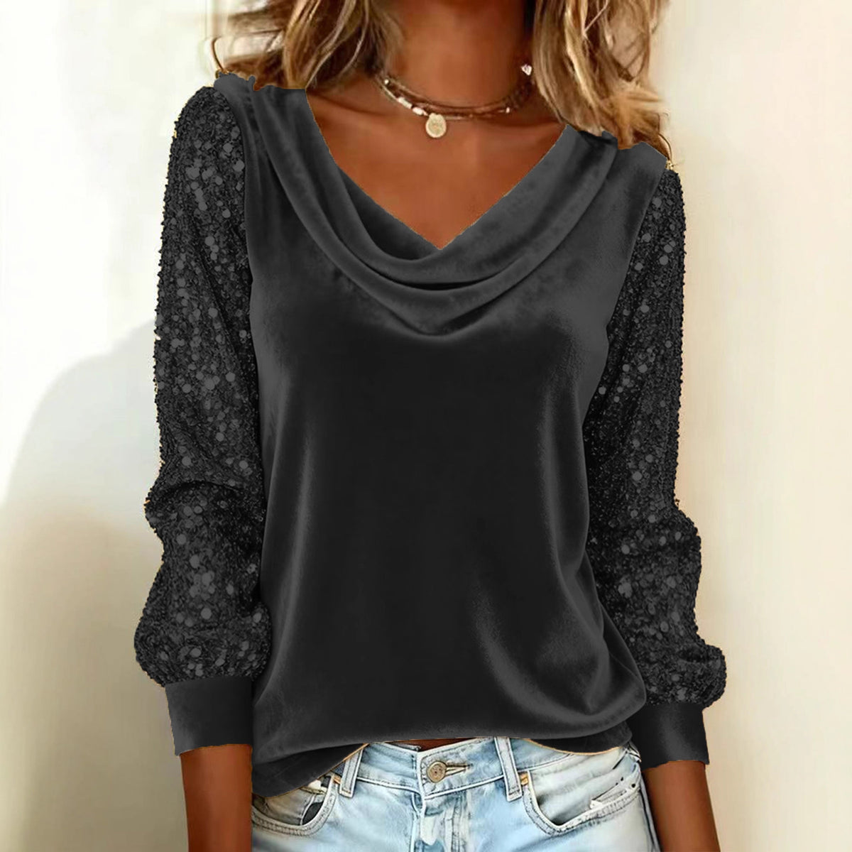 Shimmering velvet top with long sleeves and a relaxed fit