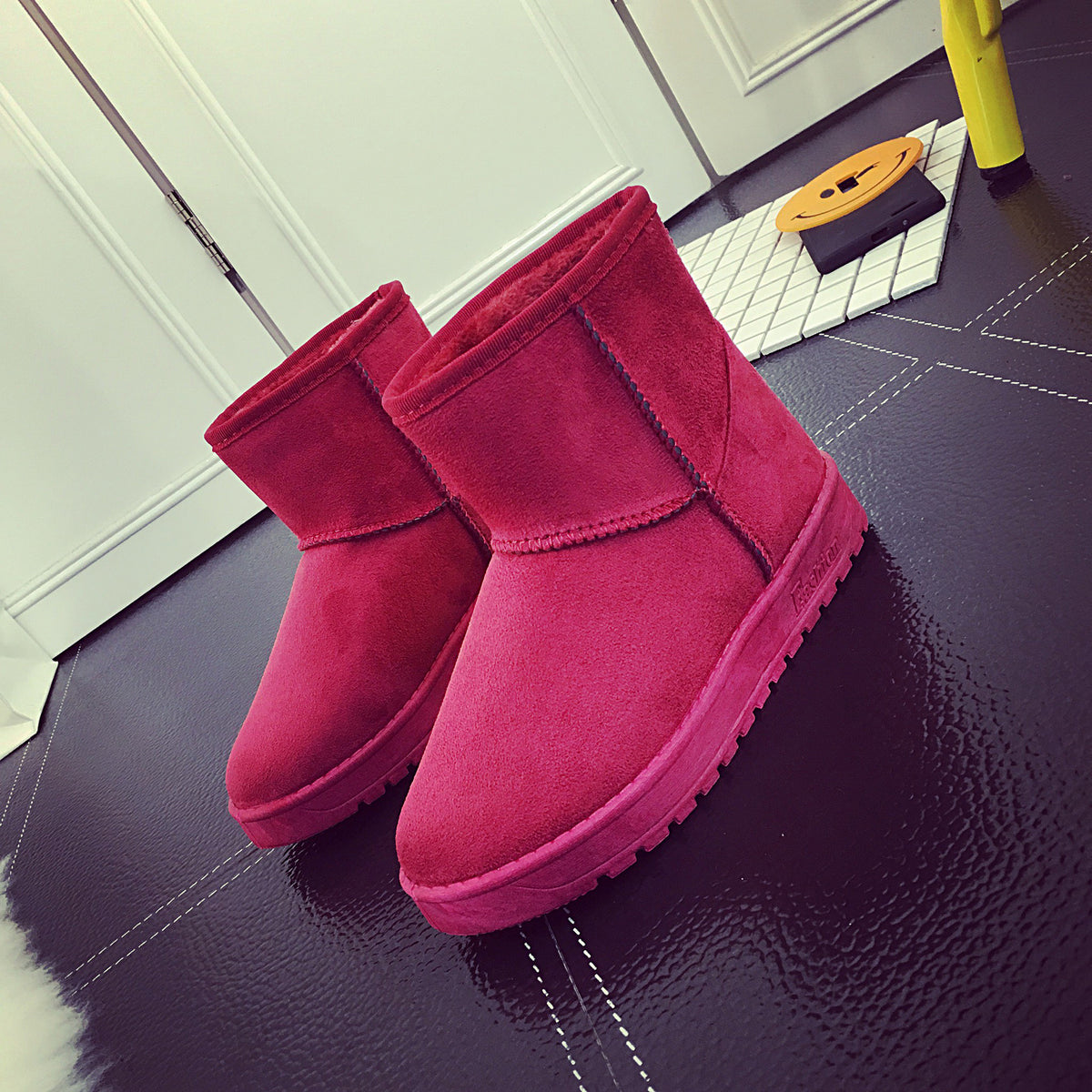 Women's snow boots in suede with faux fur trim and non-slip sole