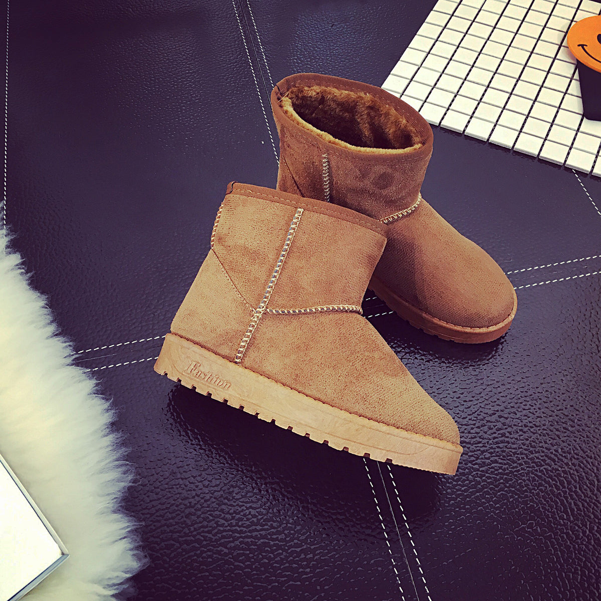 Women's snow boots in suede with faux fur trim and non-slip sole