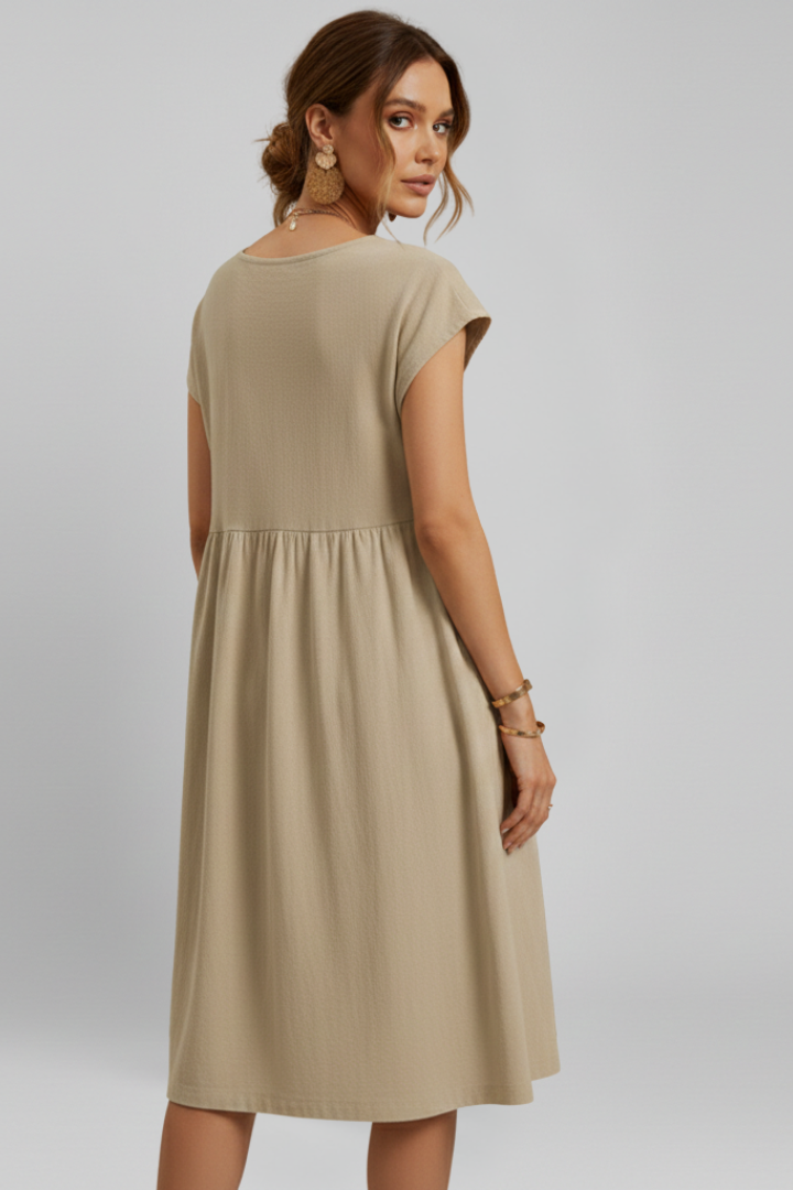 Women’s Dress with Round Neckline and Side Pockets