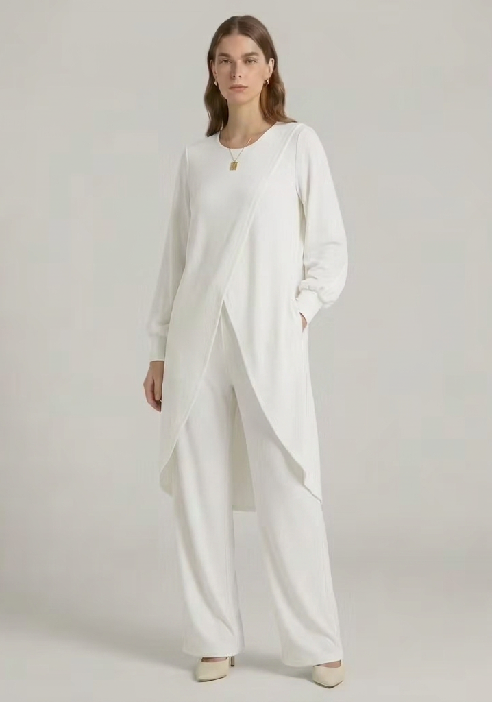 Women’s shirt and trousers set with long sleeves and straight-leg design