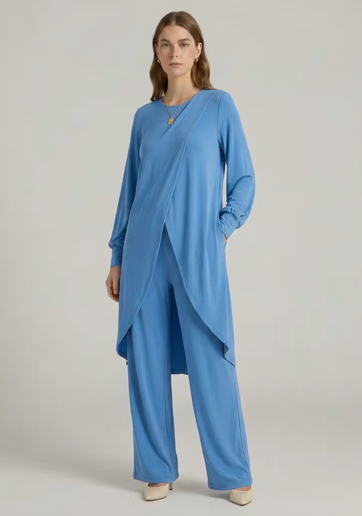Women’s shirt and trousers set with long sleeves and straight-leg design