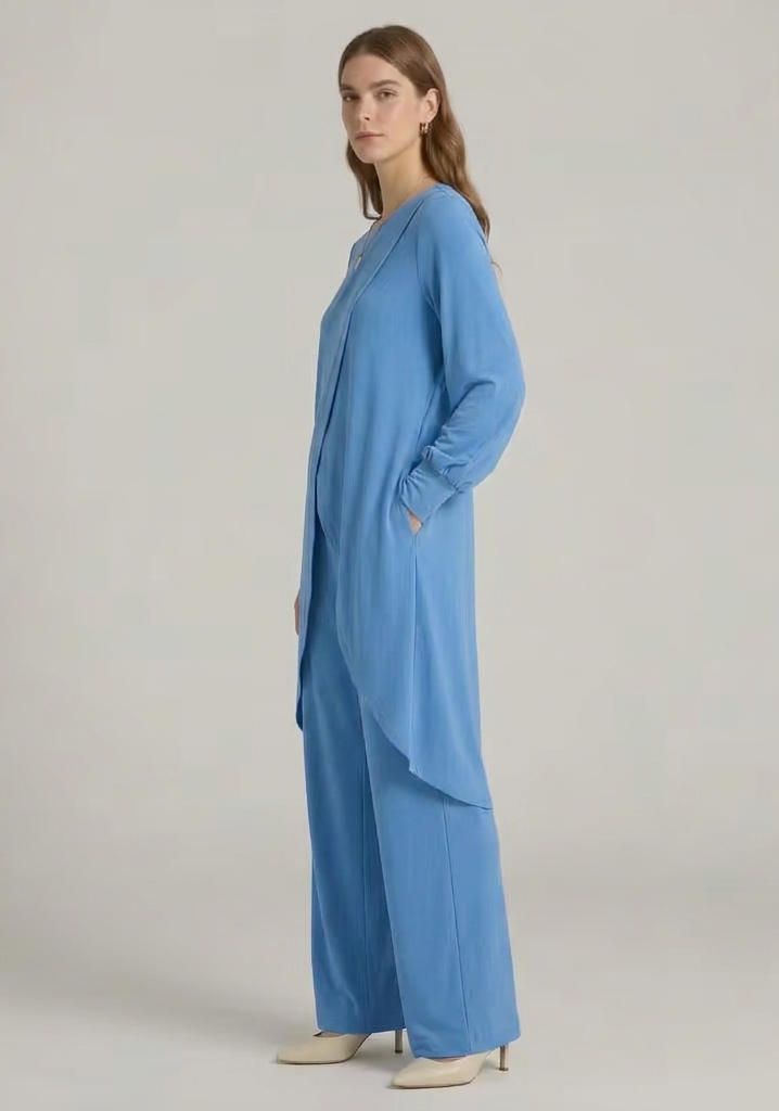 Women’s shirt and trousers set with long sleeves and straight-leg design